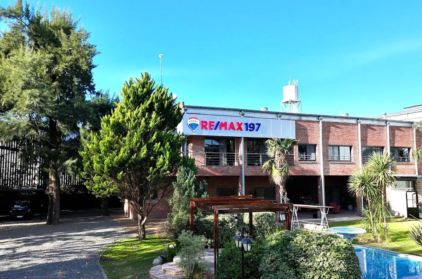 Equipo y oficina RE/MAX 197